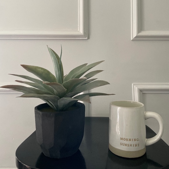 Faux plant in modern matte black clay vase - Picture 6 of 8